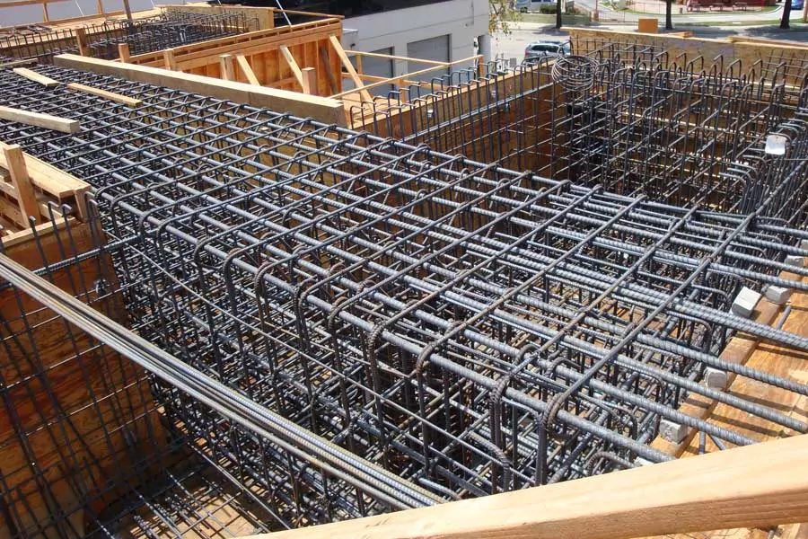 شبك تسليح وملحقات البناء المعدنية